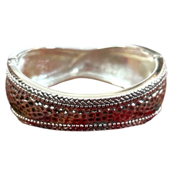 Silver-Toned Textured Bracelet - Picture 2 of 3